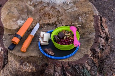 Çok renkli silikon tabaklar. Yemeklerde kurutulmuş meyveler. Turuncu Bıçak.