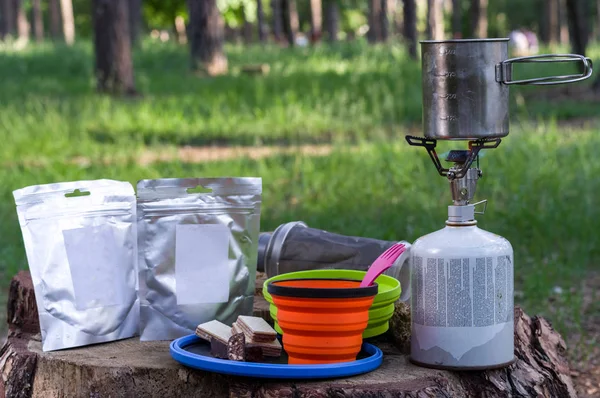 Preparation of freeze-dried food in nature. Steaming food on the street. — Stock Photo, Image