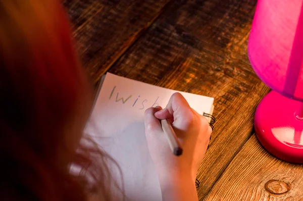 Het kind schrijft een wens. Het kind maakt een wens. — Stockfoto