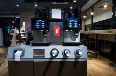 Büyük kahve makinesi. Dükkanda kahve makinesi var. Benzin istasyonunda kahve makinesi.