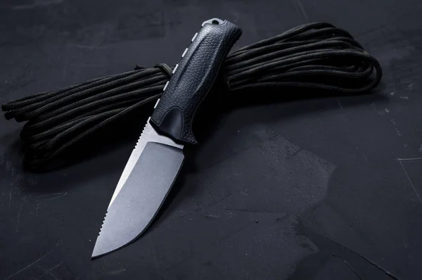 Cuchillo de caza con hoja fija. Cuchillo y paracord . — Foto de Stock