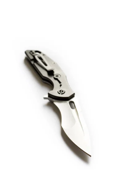 El cuchillo en el centro del marco sobre un fondo blanco. Cuchillo en ángulo . — Foto de Stock