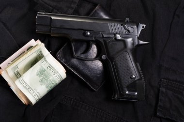 Siyah silah ve siyah çanta. Silah satın almak.