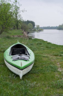Nehir kıyısındaki tekne. Su yürüyüşleri için tekne.
