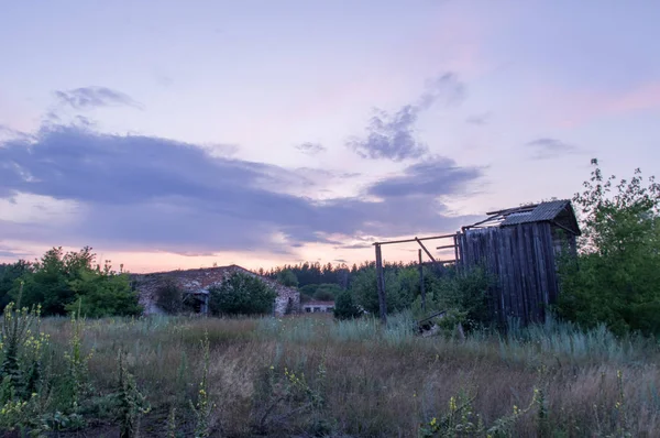 Antigas instalações deterioradas na zona de Chernobil. Moradias em Chernobyl . — Fotografia de Stock