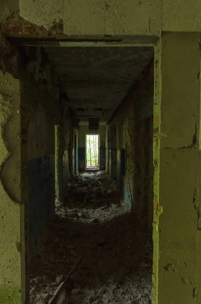 Stary opuszczony korytarz. Korytarz w opuszczonym domu. — Zdjęcie stockowe