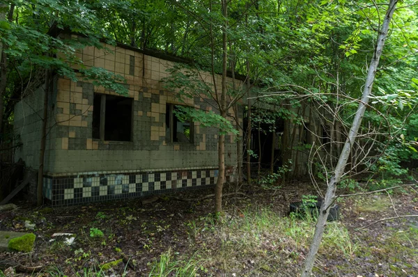 O velho edifício da era soviética. Garagem na região de Chernobyl . — Fotografia de Stock
