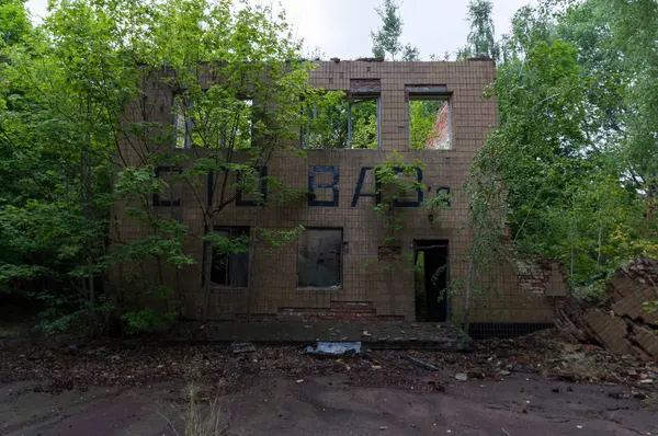 Çernobil bölgesinde oto tamirdükkanı. Sovyet dönemine ait oto tamirhanesi. — Stok fotoğraf