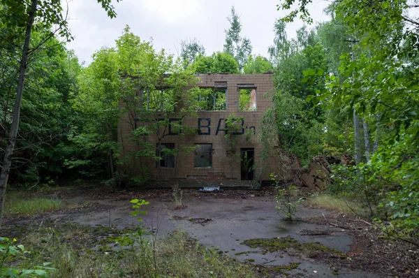 Uma oficina de dois andares na região de Chernobyl. Estatal oficina de reparação de automóveis . — Fotografia de Stock