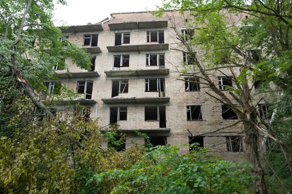 Edificio abandonado de gran altura en la región de Chernóbil. Desalojo de apartamentos . —  Fotos de Stock