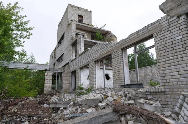 La ruina de una institución educativa. La escuela arruinada . —  Fotos de Stock