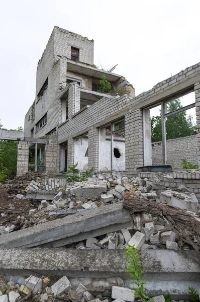 Escola abandonada na região de Chernobil. As ruínas de uma escola secundária . — Fotografia de Stock