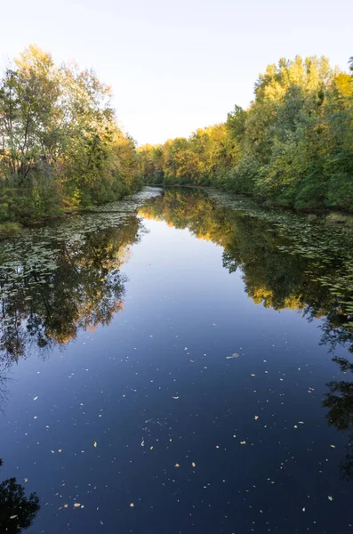 Canal fluvial étroit. Canal fluvial à l'automne . — Photo