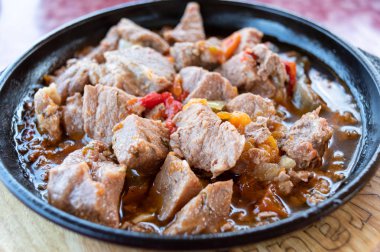 Domuz eti parçalara ayrılır. Kızarmış et dilimleri.