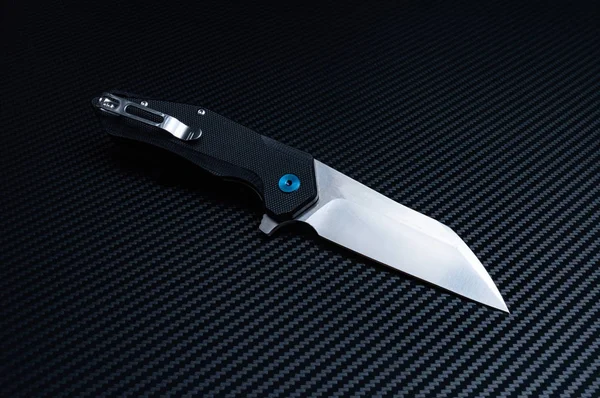 El reverso del cuchillo. Clip en el mango del cuchillo. Hoja de cuchillo pulido . — Foto de Stock