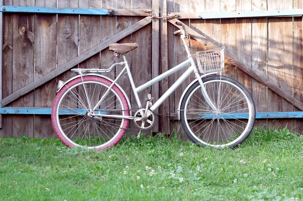 Ženská motorka s košíkem. Rustikální kolo s košíkem. — Stock fotografie
