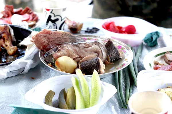 Cenário de mesa na natureza. Peixe cozido na mesa . — Fotografia de Stock