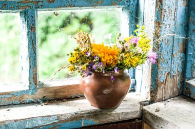 Pencerede rustik buket var. Eski pencere. Çatlamış eski boya.