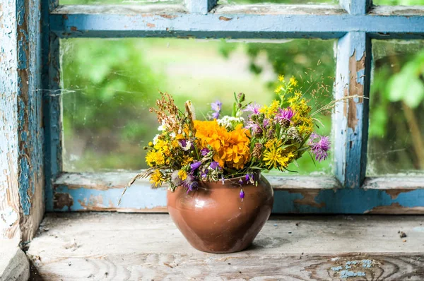 Bouquet of flowers in a frame. Rural comfort. Homeliness. — Stock Photo, Image