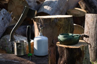 Konu için boş kütük. Seyahat pişirme seti.