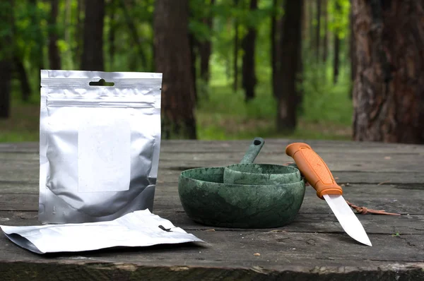 Tourist food in a package and utensils. Sublimated food in bags. — Stock Photo, Image