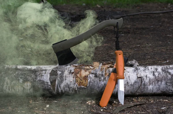 Foto de un hacha y un cuchillo. Herramientas Hunter. Herramientas de cazadores . — Foto de Stock