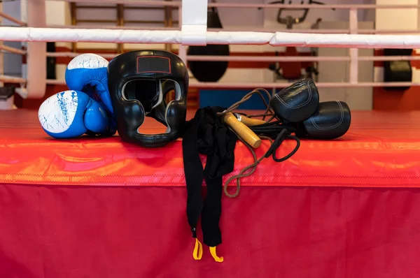Munición de boxeo en el ring. Atmósfera de boxeo . — Foto de Stock