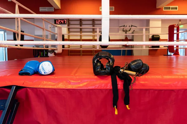 Gimnasio de boxeo y ring de boxeo. Atributos de boxeo . —  Fotos de Stock