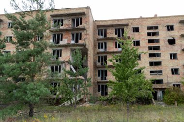 Son derece tehlikeli durumda konut binası. Bir apartmanın yıkıntıları. Bir konut binasında trajedi.