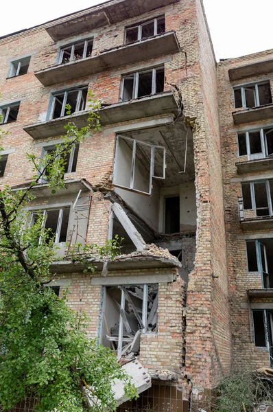 Evicted sokemeletes épületben. Repedések a falakon egy lakóépület. — Stock Fotó