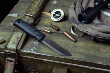 Bıçak, pusula ve sırt çantası. Keskin nişancı kiti. Oryanteering.