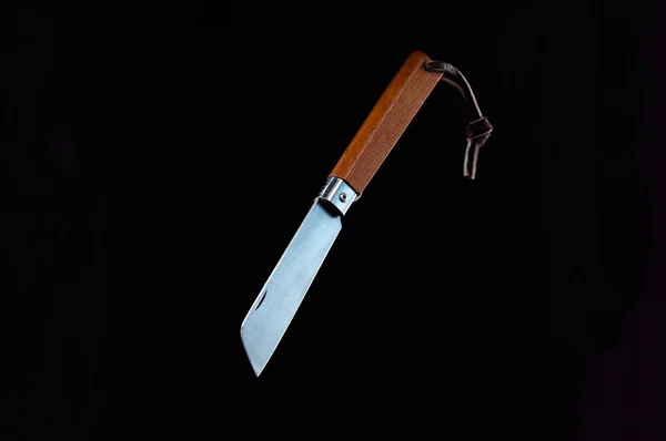 Coltello pieghevole con manico in legno. Coltello con una lama insolita . — Foto Stock