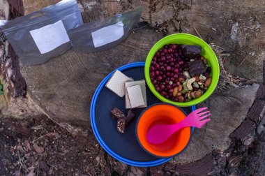 Doğada snack turist. Turistik gıda ve mutfak eşyaları.
