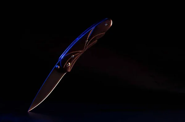 Foto de un cuchillo en secreto. Oscuro sobre oscuro . — Foto de Stock