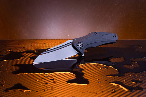 Нож на столе с водой. Нож в пролитой воде. Капли воды на стол
.