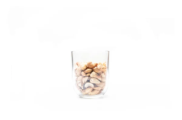 Jelas kaca dengan jambu mete. Persiapan Cashew. Memasak dengan kacang mete . — Stok Foto