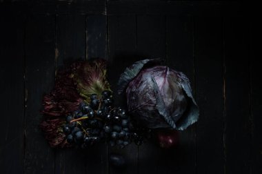 Kırmızı lahana ve üzüm. Sebze ve meyve.