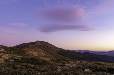 Dağlarda akşam ışığı. Dağlarda gün batımı.