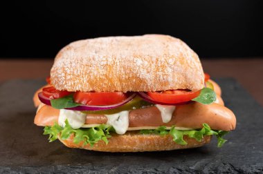 Sosisli ve sebzeli sandviç. Sosis ve soslu dürüm. Ön görünüm.