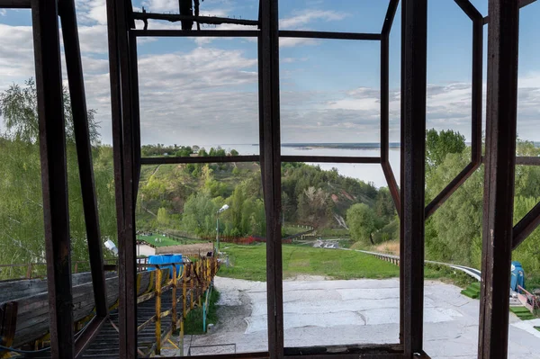 Vista Uma Antiga Cabana Abandonada Janela Velha Com Uma Armação — Fotografia de Stock