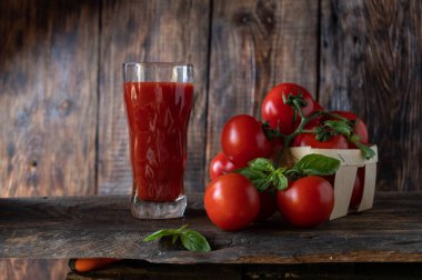 Domates reklamı. Kiraz domatesinden meyve suyu tadıyorum. Bardakta meyve suyu..