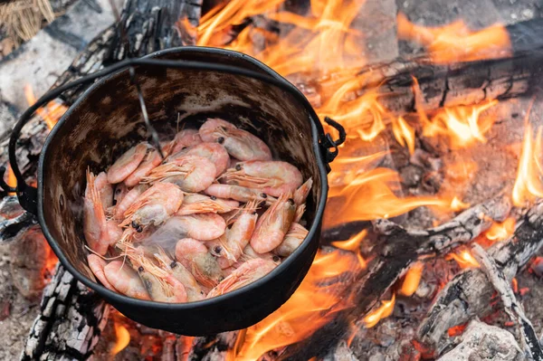 Garnalen koken in een pot op een vuur. Garnalen koken in het park. — Stockfoto