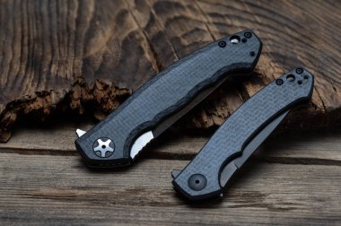 Aynı üreticiye ait iki benzer bıçakla karşılaştırma. Katlanmış pozisyonda iki bıçak..