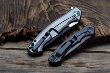 Bıçaklardaki iki alüminyum sapı karşılaştırdım. Bıçaklar katlanır pozisyonda. Ön görünüm.