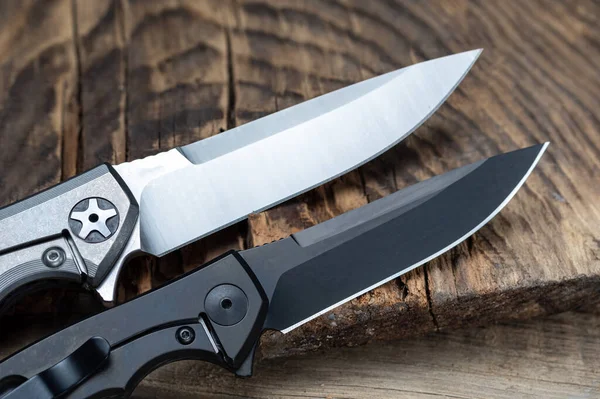 Farklı bıçaklara sahip iki bıçak. Bıçağın siyah ve beyaz bıçağı. Bıçak seçimi. Bıçakları karşılaştır.