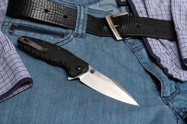 Her gün taşımak için cep bıçağı. Keskin bir bıçağın ters tarafı ve bir şarjör..