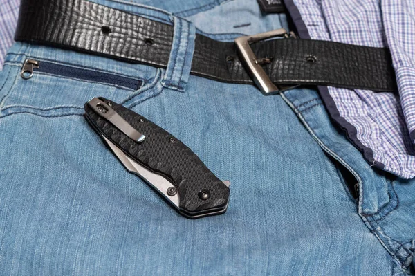 Couteau de poche en position pliée. Poignée en plastique avec clip. — Photo