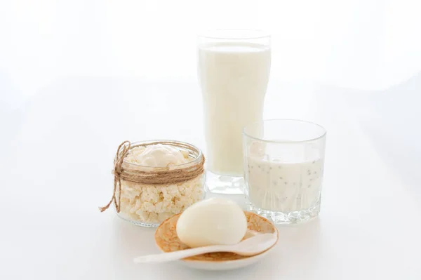 Βραστά Αυγά Και Γαλακτοκομικά Προϊόντα Πρωτεϊνό Πρόσθια Όψη — Φωτογραφία Αρχείου