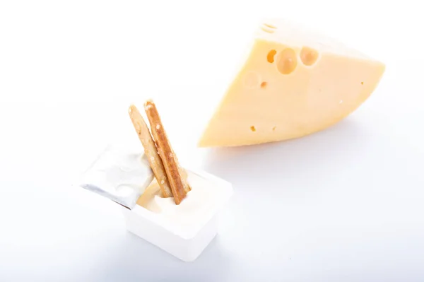 Stockbrot Einer Schachtel Mit Käsesauce Käsesauce Und Hartkäse Auf Einem — Stockfoto