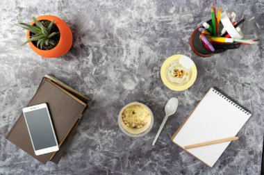 Ofis konsepti. Yemek ve ofis masada. Düz yatıyordu.